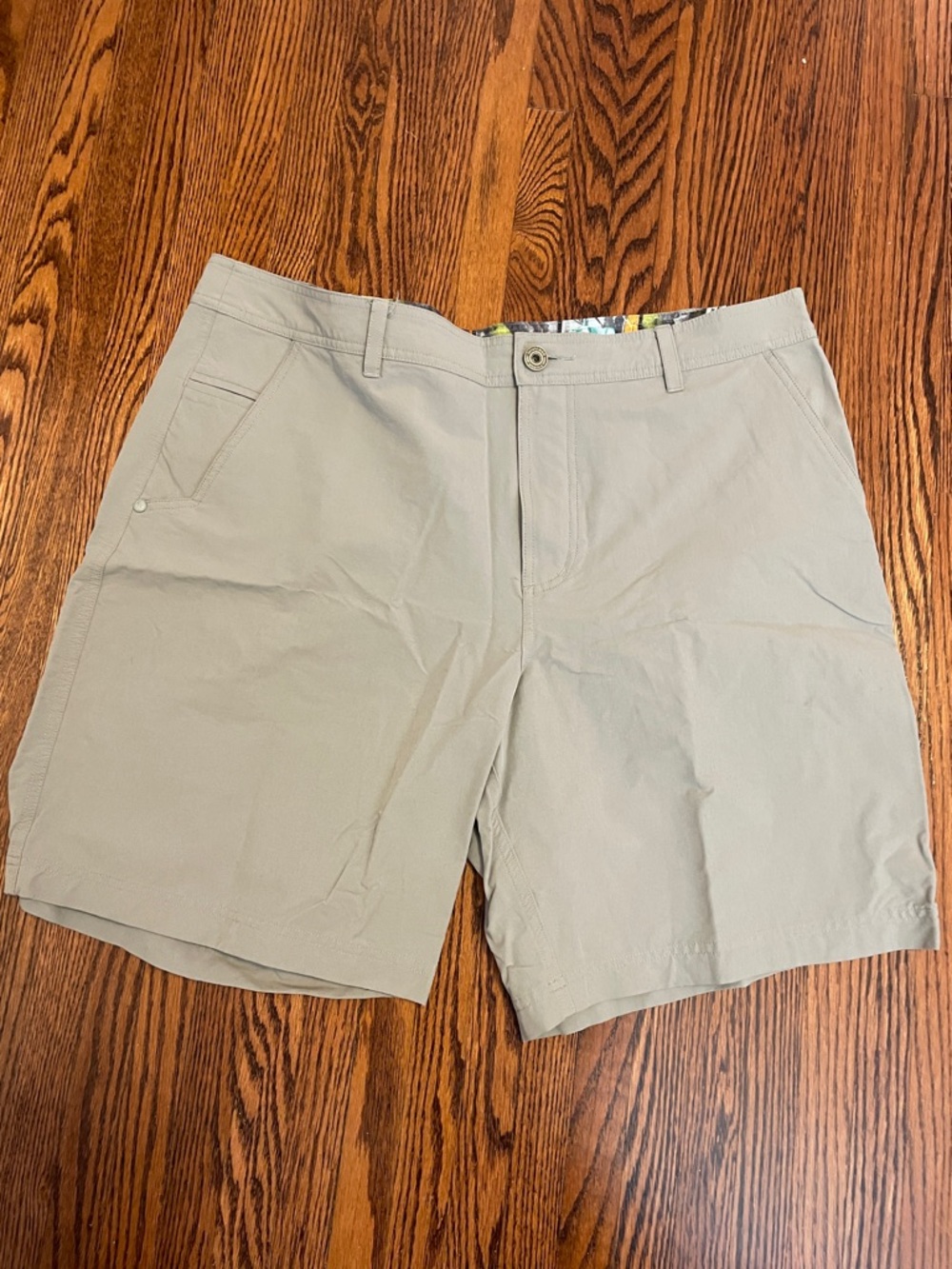 New mens Lululemon shorts size 40. Side and back pockets. Greyish colour.